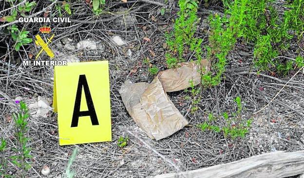Restos de cinta que la Guardia Civil halló junto al cuerpo./G. Civil