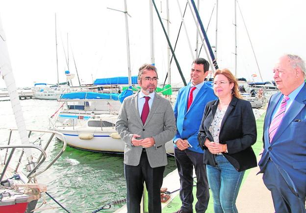 El consejero Rivera, junto a la alcaldesa pinatarense, ayer./CARM