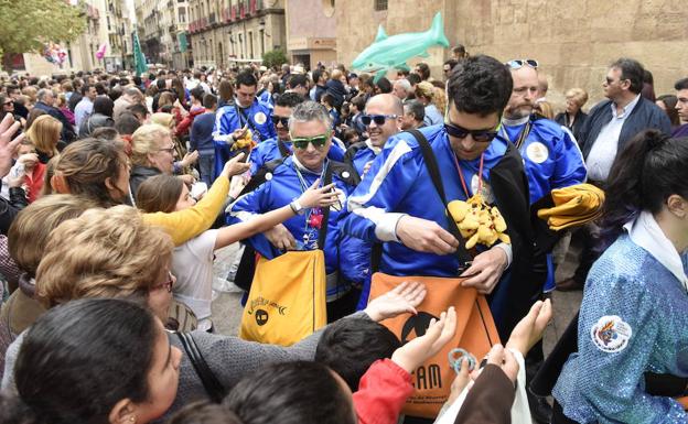 Los murcianos han abarrotado la Plaza de Santo Domingo para despedir a Doña Sardina y conseguir juguetes.