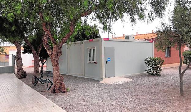 Dos barracones, en el patio del colegio San Cristóbal de El Bohío, donde los padres han denunciado varios desperfectos. / LV