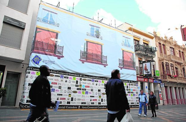 Telón que cubre una fachada en ruina en la calle Corredera, simulando balcones. / Jaime Insa / AGM
