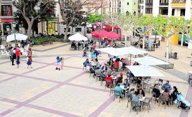 Aspecto de las terrazas instaladas en la plaza de Calderón, reducidas a la mitad en los últimos meses, por la ordenanza./PACO ALONSO / AGM