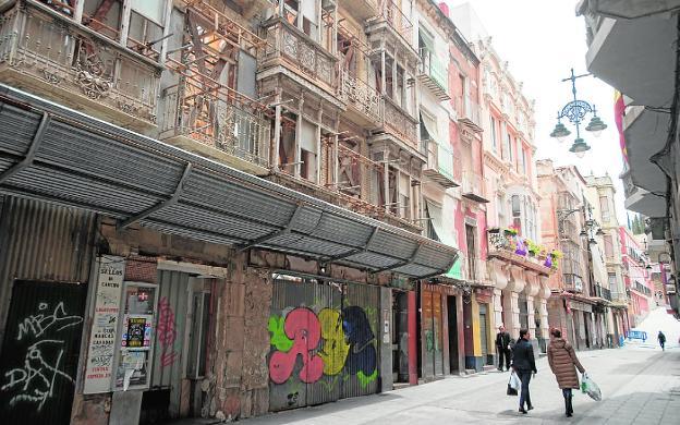 Fachada apuntalada en la calle del Aire, en una fotografía de esta semana. / antonio gil / agm
