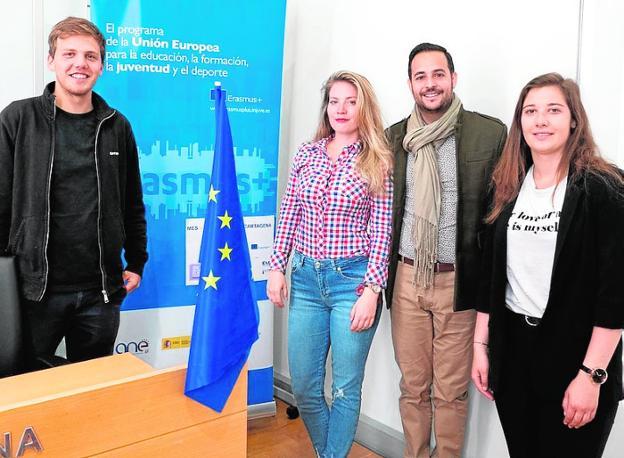 El concejal, en el centro con los voluntarios europeos. / a. c.