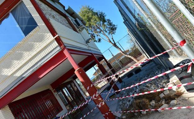 La fachada derruida en el colegio Virgen del Rosario el pasado 12 de marzo./GUILLERMO CARRIÓN / AGM