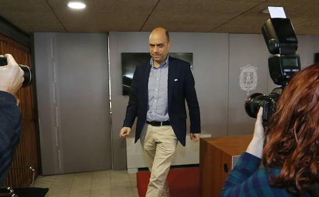 Gabriel Echávarri, tras la rueda de prensa en la que anunció su dimisión el pasado 23 de marzo. /EFE