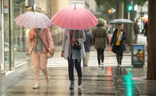Dos mujeres caminan en un día de lluvia en Murcia, en una foto de archivo. /Javier Carrión / AGM