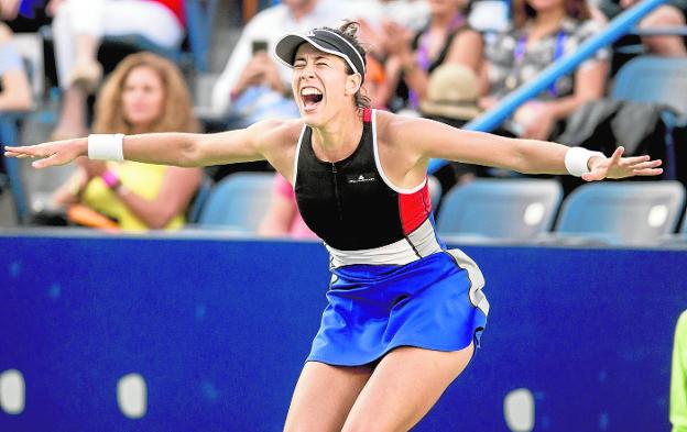 Muguruza celebra su triunfo en la final del Abierto de Monterrey ante la húngara Timea Babos, el domingo./ Miguel Sierra / EFE