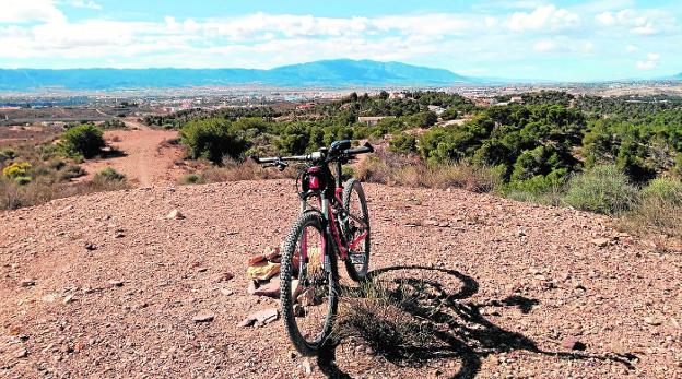 Cordel de los Valencianos, con las instalaciones que lo cortan, al fondo./