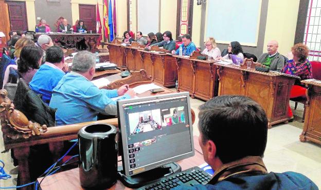 Un momento del Pleno celebrado anoche, en el que se aprobó la ordenanza municipal de vados./A. Gómez