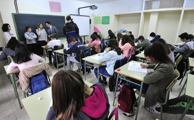 Alumnos hacen un examen en un istututo murciano en una imagen de archivo. /