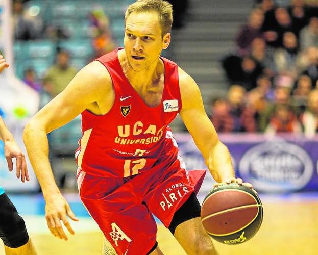 Oleson, en un partido de esta temporada, jugará hoy con una máscara protectora./F. M.