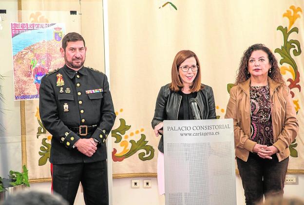La alcaldesa Ana Belén Castejón da los últimos detalles de la prueba, ayer./J. M. Rodríguez / AGM
