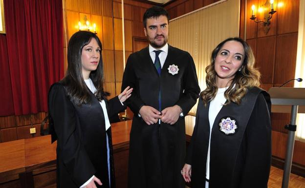Los tres nuevos jueces de la última promoción de la Escuela Judicial que se han incorporado hoy a la Región y que tendrán sus primeros destinos (de izda a dcha.) en Cartagena, Lorca, y Murcia /V. Vicéns / AGM