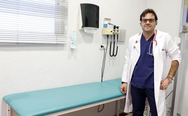 José López, especialista en párkinson del hospital Virgen de la Arrixaca, en una imagen de archivo. /Edu Botella/ AGM