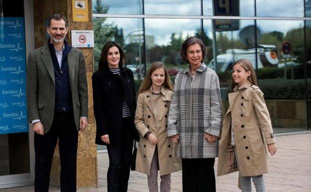 La familia real posa a la puerta del hospital. /EFE