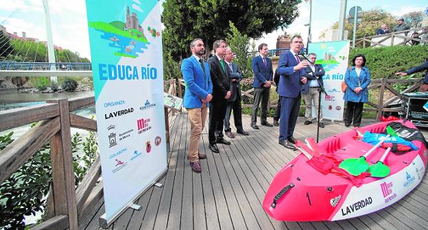 El alcalde Ballesta presentó la actividad; detrás de él, los concejales Rafael Gómez (Educación), Jesús Pacheco, (Cultura); Felipe Coello (Salud y Deporte); el director general de La Verdad', Antonio González; el gerente de Aguas de Murcia, José Albaladejo, y la directora de la cooperativa Samaniego, María Concepción Carrillo./J.C.