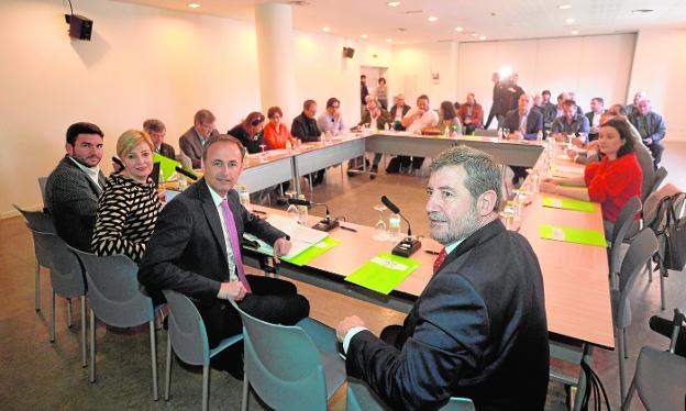 En primer término, los directores generales Antonio Luengo (Mar Menor) y Consuelo Rosauro (Medio Natural), el consejero Javier Celdrán y Juan Madrigal de Torres, director general de Medio Ambiente, el martes durante la reunión del consejo asesor./Nacho García / AGM