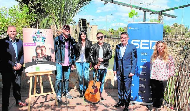 El alcalde (2d), junto al grupo Efecto Mariposa, ayer./Ayto