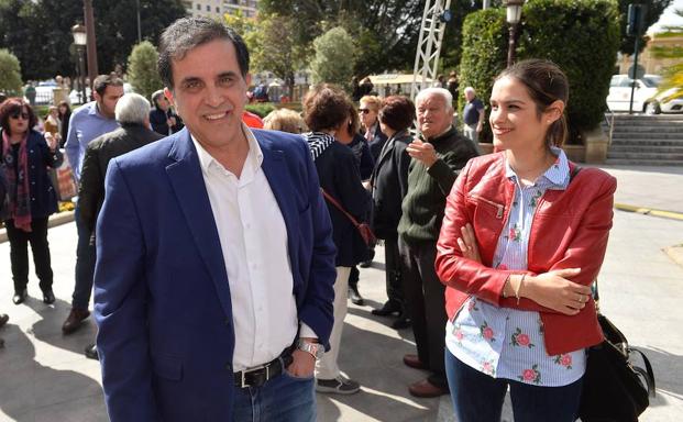 Serrano, con simpatizantes del PSOE que han ido a apoyar su candidatura/Nacho García / AGM