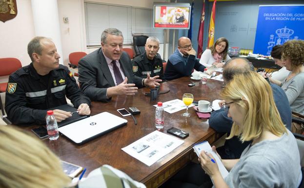 Reunión de coordinación del simulacro que llevará a cabo la UME, este viernes. /Javier Carrión / AGM