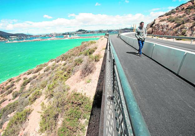 Un hombre pasea por la senda de Cala Cortina asfaltada./A. Gil / AGM