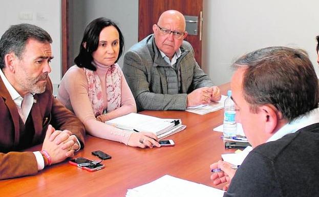 Reunión de los partidos de oposición, ayer en el Ayuntamiento./LV