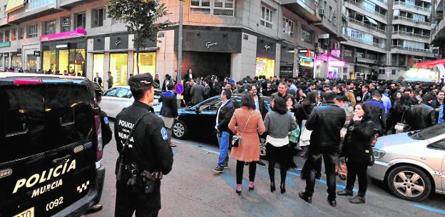 Vigilancia policial en la calle Pérez Casas durante el 'tardeo' de Nochevieja./Vicente Vicéns / AGM