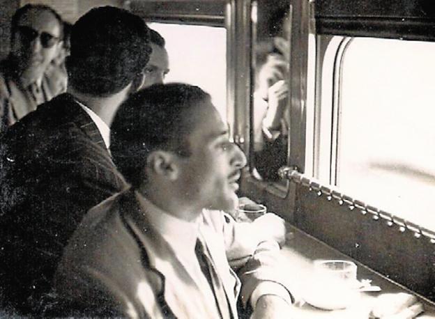 En la imagen superior Antonio Crespo; en la inferior, fragmento del documental 'Una aventura vulgar', también de Crespo./LA VERDAD