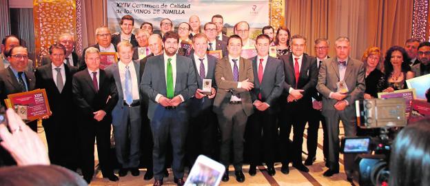 Posado de los premiados con el presidente del Ejecutivo autonómico, Fernando López Miras, y otras autoridades y miembros de la DOP./LV