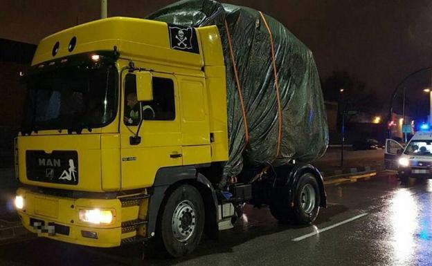 La increíble carga que descubrieron unos policías debajo de la lona de este camión