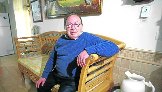El sofá donde murió María Francisca. José Antonio López, Antoñito, sentado en el mismo sofá donde falleció desangrada la adolescente acuchillada por un joven que la intentó violar. Las hermanas quisieron que él se quedara el mueble./Ramón L. Pérez