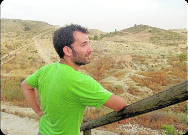 El cineasta murciano Luis López Carrasco, en Las Torres de Cotillas./Rafa Ayuso
