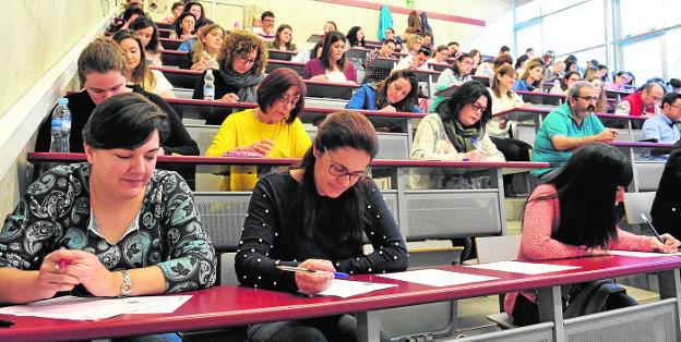 Una de las aulas de la Facultad de Económicas donde se desarrollaron los exámenes, ayer, repleta de opositores./Vicente Vicéns / AGM