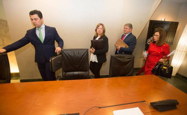 Luengo, Martínez, Bastida y Castejón, a su llegada a la comisión./A. Gil / AGM