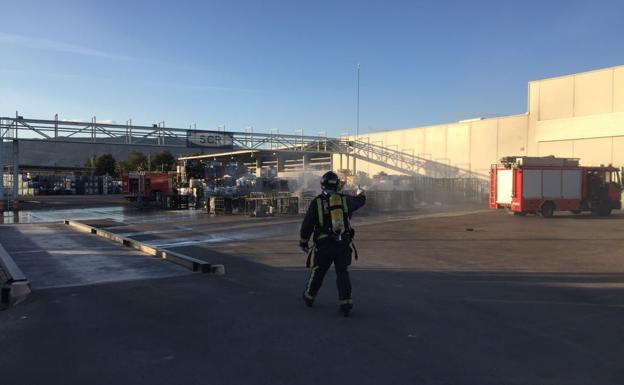 Los bomberos trabajan para extinguir el fuego./Paco Espadas