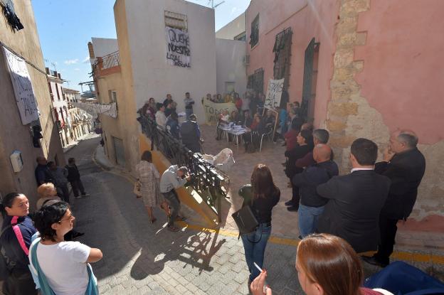 Los vecinos durante la rueda de prensa que ofrecieron ayer en la calle a las puertas del que era centro social de San Pedro./Paco Alonso / AGM