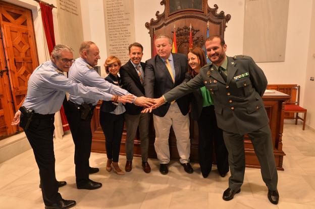 El acuerdo fue rubricado con una foto de los protagonistas. /P. A. /AGM