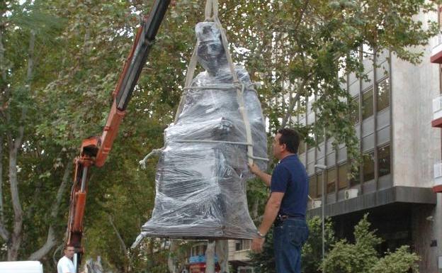 Colocación en el paseo de la actual escultura del Rey Alfonso X, realizada en Fundirmetal, en septiembre del año 2016./V. Vicens