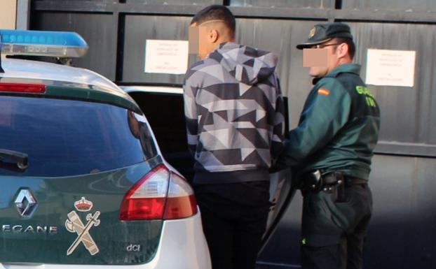 Uno de los sospechosos, conducido por un agente./G. C.