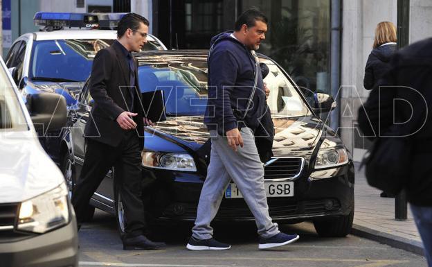 El presunto acusado se entrega acompañado de su abogado Raúl Pardo-Geijo./Vicente Vicéns / AGM