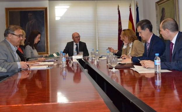 El consejero de Empleo, Universidades y Empresa, Juan Hernández, presidide la Comisión de Seguimiento de la Inspección de Trabajo./CARM