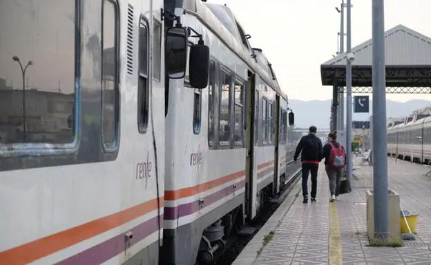 Unos pasajeros toman un Cercanías /Pablo Sánchez/ AGM