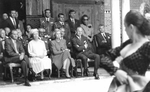 Isabel II con el rey Juan Carlos y el príncipe Felipe en la cena de gala del Palacio Real, 17 de octubre de 1988.