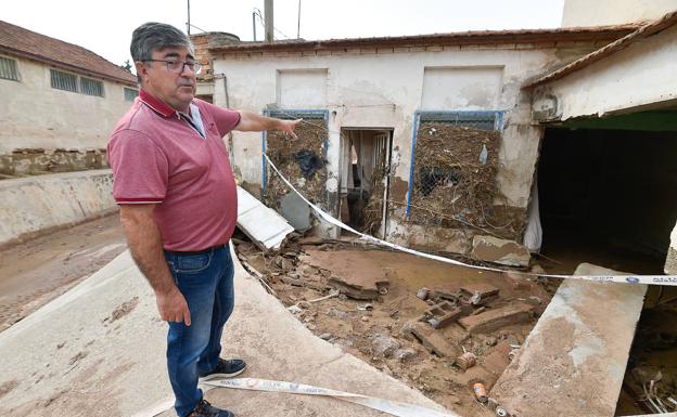 Un vecino muestra los destrozos que provocó la riada en su vivienda.