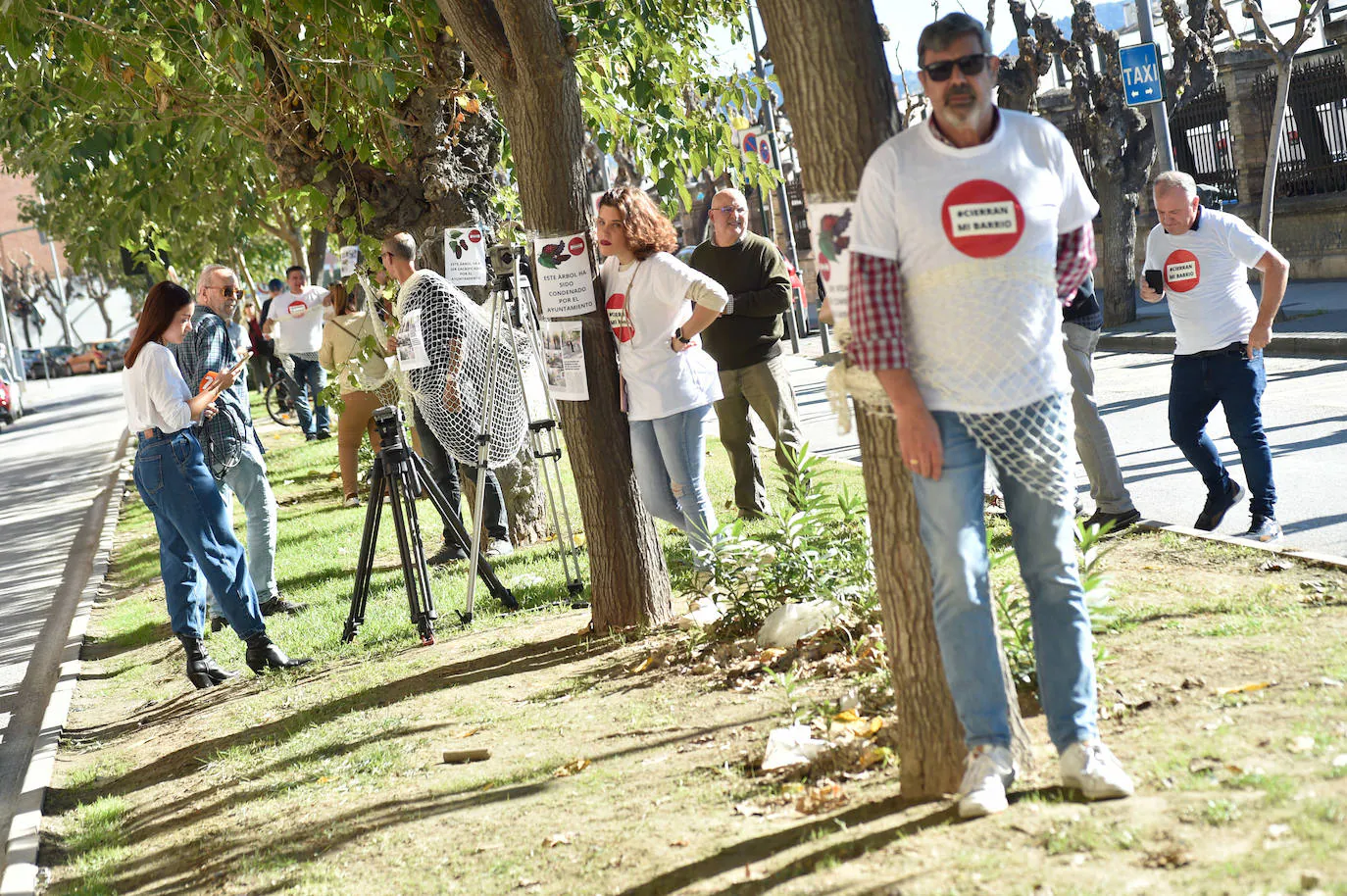 Fotos Vecinos Del Barrio Del Carmen Se Atan A Moreras Para Protestar