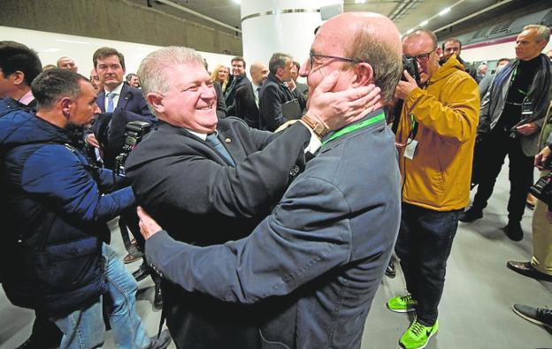 Vélez: «Los murcianos ya pueden ir a Madrid en AVE a tomar las uvas»