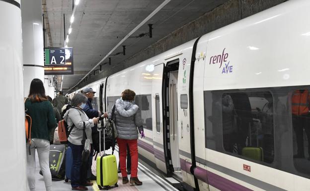 El AVE a Madrid se estrena con el tren lleno, un zona de embarque pequeña y un retraso de 3 minutos