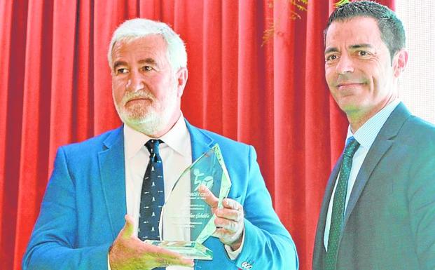 Santiago Martínez, fundador y expresidente de la cooperativa, recoge un galardón que le entregó el eurodiputado socialista Marcos Ros.