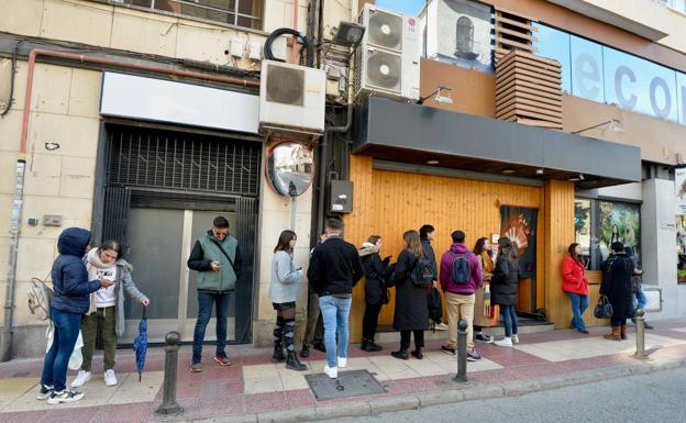 No importa la cola. Antes de las dos de la tarde ya hay una cola importante para poder acceder a la taberna. 